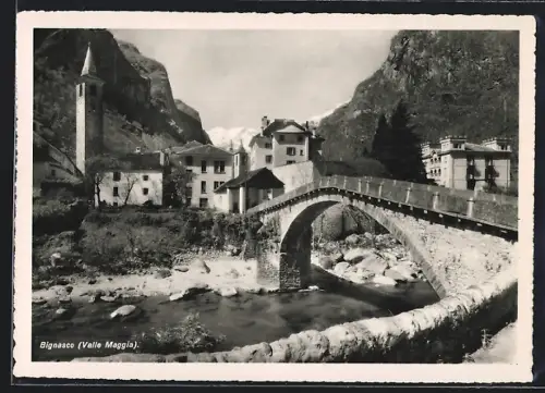 AK Bignasco, Brückenpartie mit Gebäudeansicht und Kirche