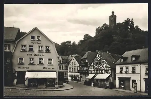 AK Berneck / Fichtelgebirge, Marktplatz mit Logierhaus Jul. Bube Jr., Blick zum Schlossberg