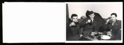 Fotografie Ansicht Berlin, OMGUS Special Service Club 48, amerikanische Besatzungsoldaten trinken Schwarzbier