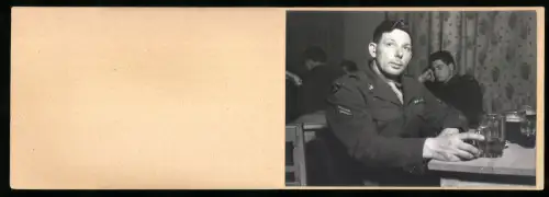 Fotografie Ansicht Berlin, OMGUS Special Service Club 48, amerikanische Besatzungsoldaten beim Bier trinken