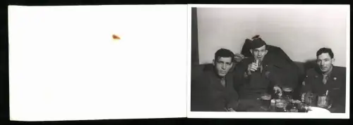 Fotografie Ansicht Berlin, OMGUS Special Service Club 48, amerikanische Besatzungsoldaten trinken Schwarzbier
