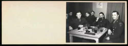 Fotografie Ansicht Berlin, OMGUS Special Service Club 48, amerikanische Besatzungsoldaten trinken Schwarzbier