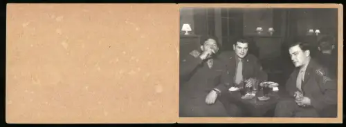Fotografie Ansicht Berlin, OMGUS Special Service Club 48, amerikanische Besatzungsoldaten im Casino, Schwarzbier