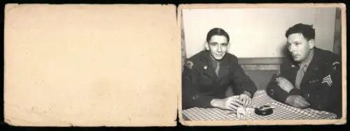 Fotografie Ansicht Berlin, OMGUS Special Service Club 48, amerikanische Besatzungsoldaten racuhen Camel Zigartten