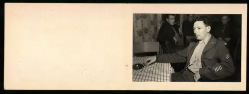Fotografie Ansicht Berlin, OMGUS Special Service Club 48, amerikanische Besatzungsoldaten am späten Abend