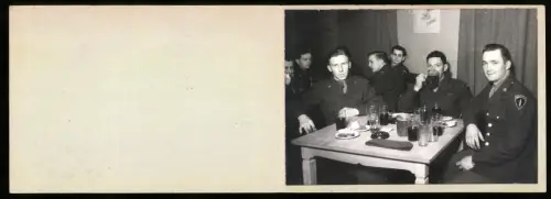 Fotografie Ansicht Berlin, OMGUS Special Service Club 48, amerikanische Besatzungsoldaten beim Trinkgelage