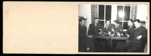 Fotografie Ansicht Berlin, OMGUS Special Service Club 48, amerikanische Besatzungsoldaten beim abendlichen Umtrunk