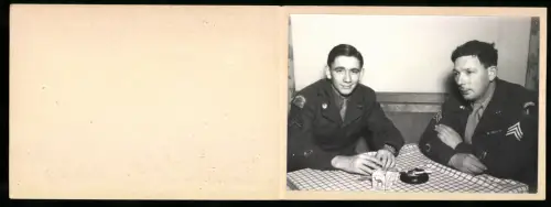 Fotografie Ansicht Berlin, OMGUS Special Service Club 48, amerikanische Besatzungsoldaten bei der Raucherpause