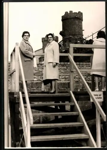 Fotografie Ansicht Berlin, Westdeutsche schauen an der Oberbaumbrücke rüber nach dem Osten