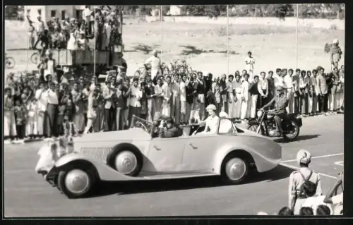 Fotografie Ansicht Jaipur, Queen Elisabeth im Rolls Royce mit Gouvernor Gurukh Nuhal Aingh, 1961