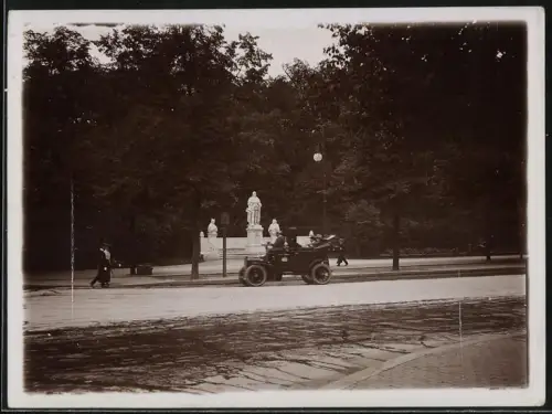Fotografie Ansicht Berlin, Taxi vor dem Denkmal Kaiser Friedrich II. im Tiergarten