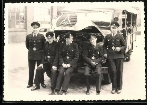 Fotografie Feuerwerhleute in Uniform am Magirus LKW mit offener Motorhaube