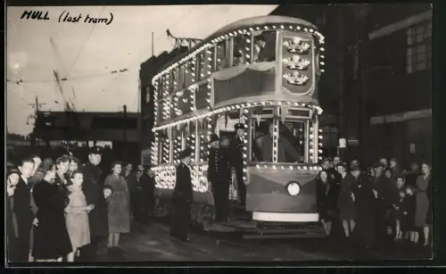 Fotografie Ansicht Kingston upon Hull, last Tram, die letzte fahrende Strassenbahn mit Bobby und Schaffner