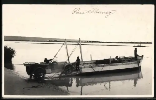 Fotografie Ansicht Rio Gallegos, Autofähre bei Paso Ibernez, Auto fährt auf die Fähre
