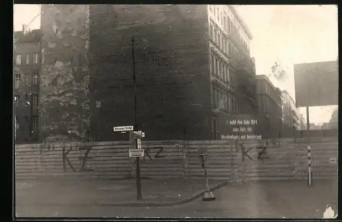 Fotografie Ansicht Berlin, Berliner Mauer an der Bernauer Strasse, Schild mit Aufschrift: Strassensperre Schandmauer