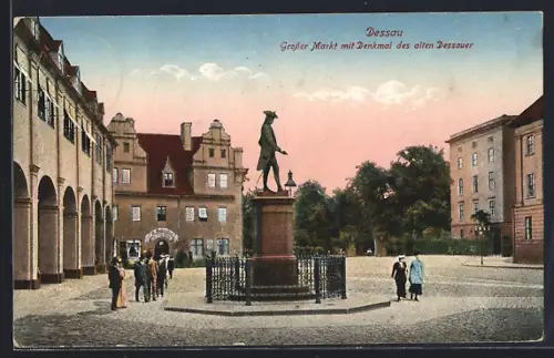 AK Dessau, Grosser Markt mit Denkmal des alten Dessauer und Leuten