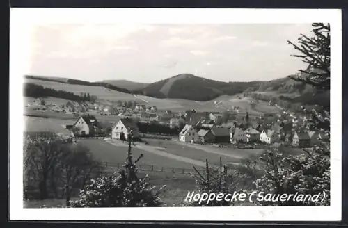 AK Hoppecke /Sauerland, Ortsansicht mit umliegender Landschaft