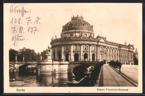 AK Berlin, Kaiser Friedrich-Museum, Brücke, Uferpromenade