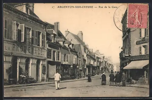 AK Argenton-sur-Creuse, Rue de la Gare, Strassenpartie