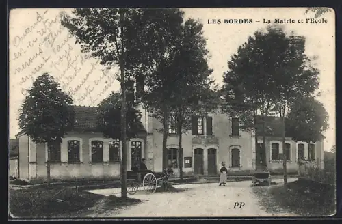 AK Les Bordes, La Mairie et l`Ecole