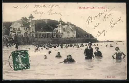 AK Granville, Le Bain avec des baigneurs devant les bâtiments balnéaires historiques
