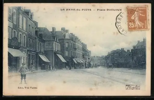 AK La Haye-du-Puits, Place Duceloux avec bâtiments et boutiques