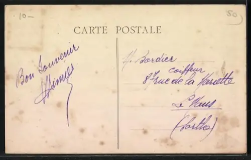 AK La Haye-du-Puits, Place Duceloux avec bâtiments et boutiques