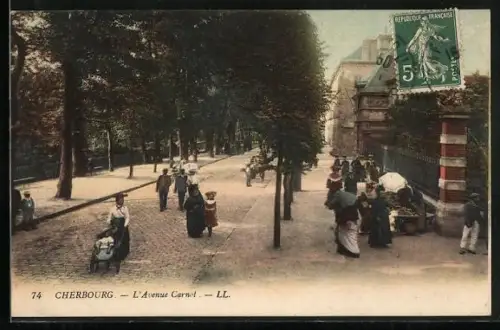 AK Cherbourg, L`Avenue Carnot animée avec passants et arbres majestueux