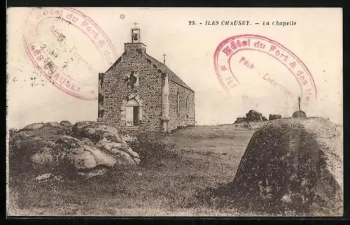 AK Chausey, La chapelle avec paysage rocheux et timbre postal