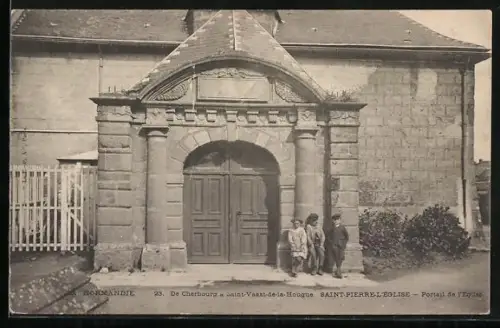 AK Saint-Pierre-Église, Portail de l`église avec des enfants devant l`entrée