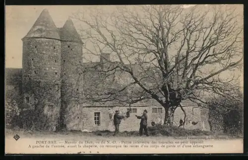 AK Portbail, Manoir du Dicq, vue de la tourelle et arbre imposant