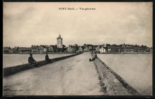 AK Port-Bail, Vue générale de la digue et des bâtiments environnants