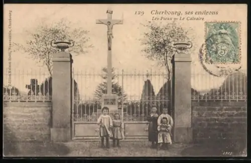 AK Les Pieux près Cherbourg, Le Calvaire avec des enfants devant le portail