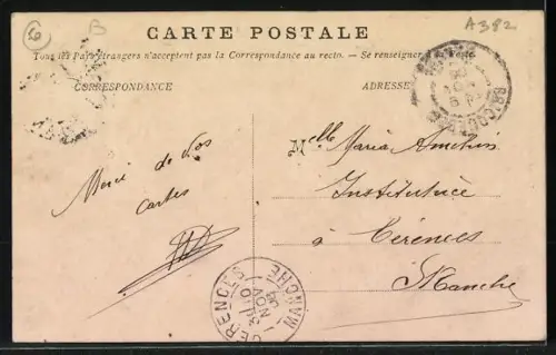 AK Les Pieux près Cherbourg, Le Calvaire avec des enfants devant le portail