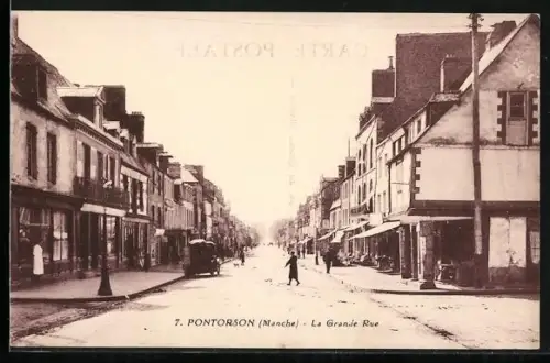 AK Pontorson /Manche, La Grande Rue animée par des passants et des commerces