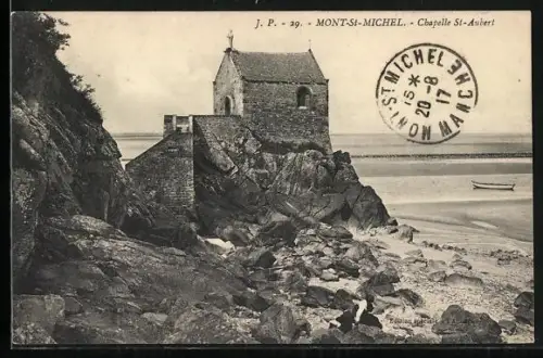 AK Mont-St-Michel, Chapelle St-Aubert sur les rochers avec vue sur la mer et une barque