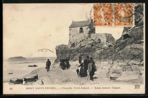 AK Mont Saint-Michel, Chapelle Saint-Aubert et promeneurs sur les rochers