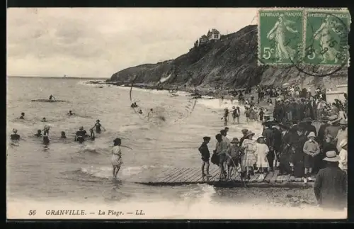AK Granville, La Plage animée avec baigneurs et promeneurs