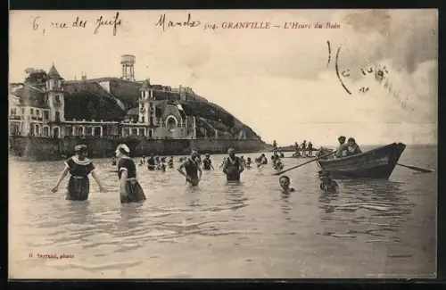 AK Granville, L`Heure du Bain avec baigneurs près de la côte et barque en arrière-plan