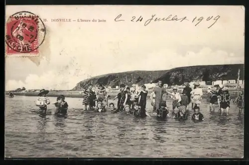 AK Donville, L`heure du bain à la plage avec des baigneurs en tenues traditionnelles
