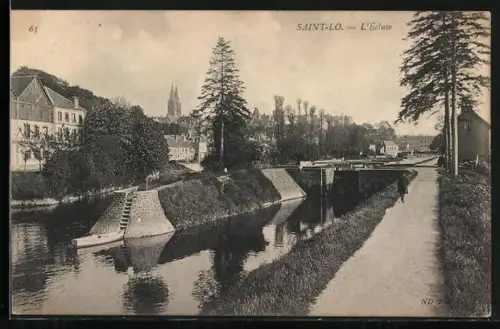 AK Saint-Lo, L`écluse et vue sur l`église en arrière-plan