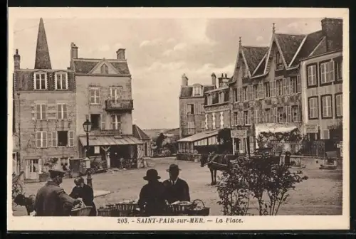 AK Saint-Pair-sur-Mer, La Place avec des passants et des bâtiments historiques