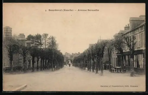 AK Sourdeval /Manche, Avenue Bernadin avec arbres bordant la rue