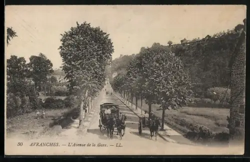 AK Avranches, L`Avenue de la Gare avec calèches et arbres alignés