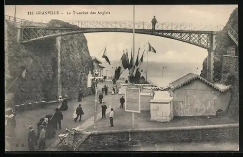 AK Granville, La Tranchée des Anglais avec pont et promeneurs