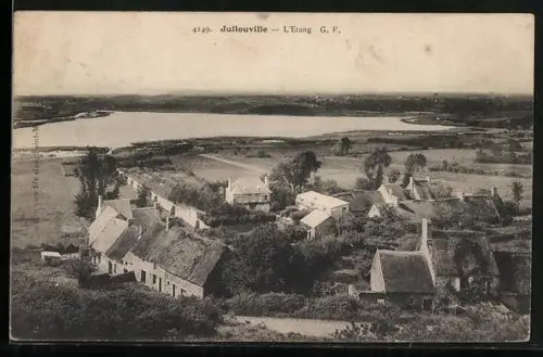 AK Jullouville, L`Étang G. F. et vue sur le village environnant