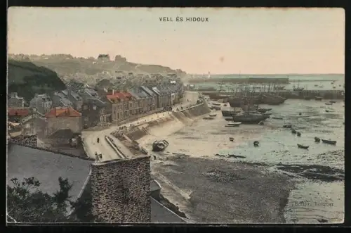 AK Vell ès Hidoux, Vue sur le village côtier et le port à marée basse