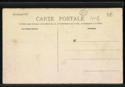 AK Vell ès Hidoux, Vue sur le village côtier et le port à marée basse