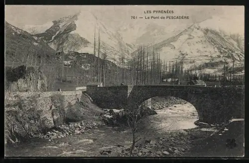 AK Pescadère /Les Pyrénées, Le Pont de Pescadère et paysage montagneux hivernal