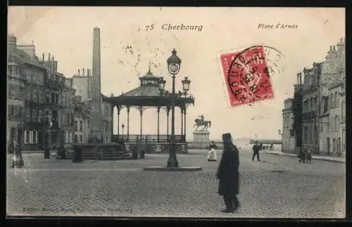 AK Cherbourg, Place d`Armes avec kiosque et statue équestre